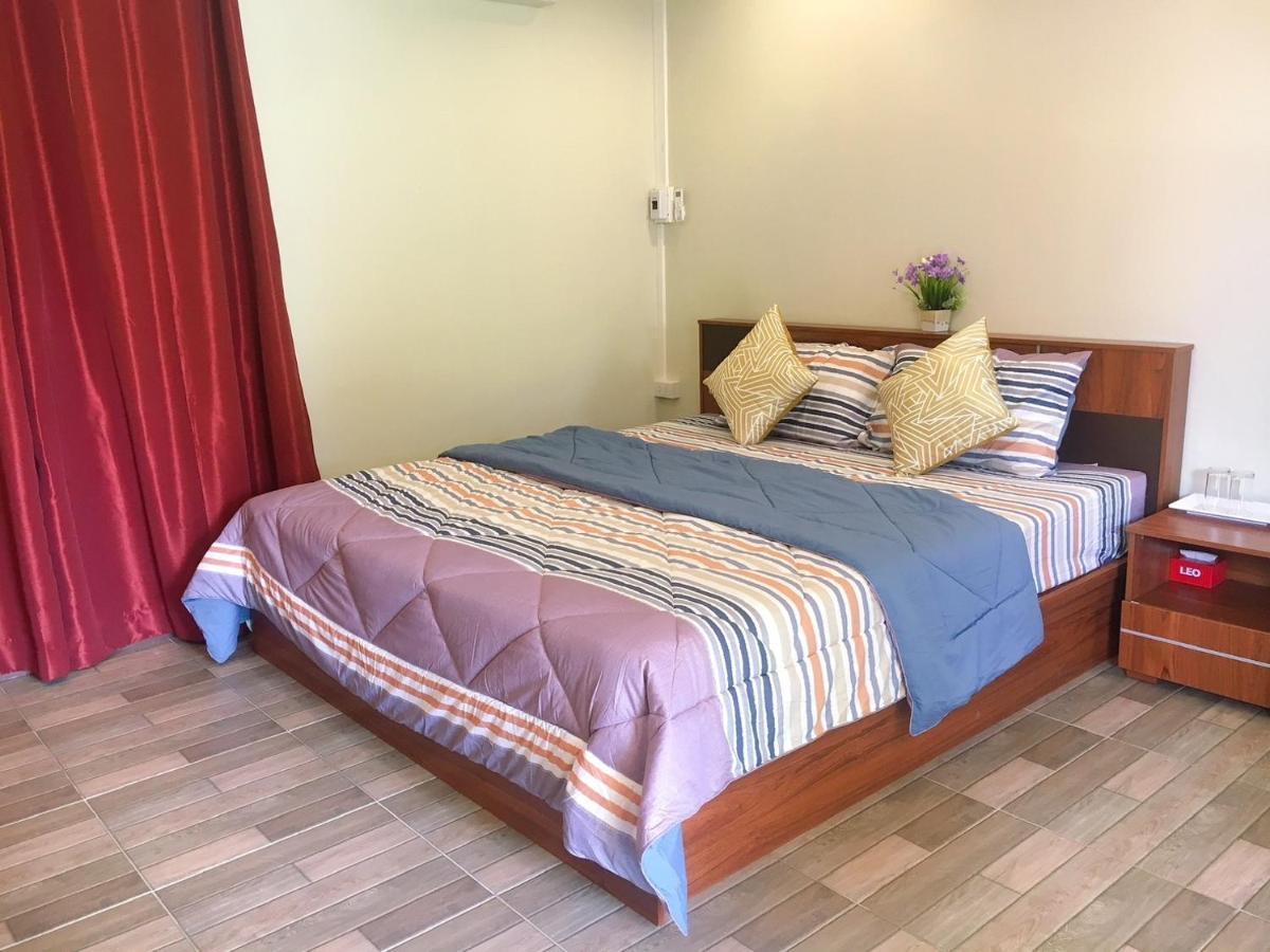 Guest house นพรัตน์การ์เด้นฮิลล์ Uthai Thani