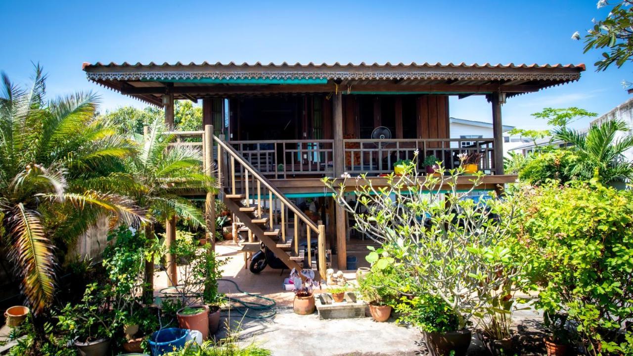 Seesea Thai Wooden House On Beachfront 2*