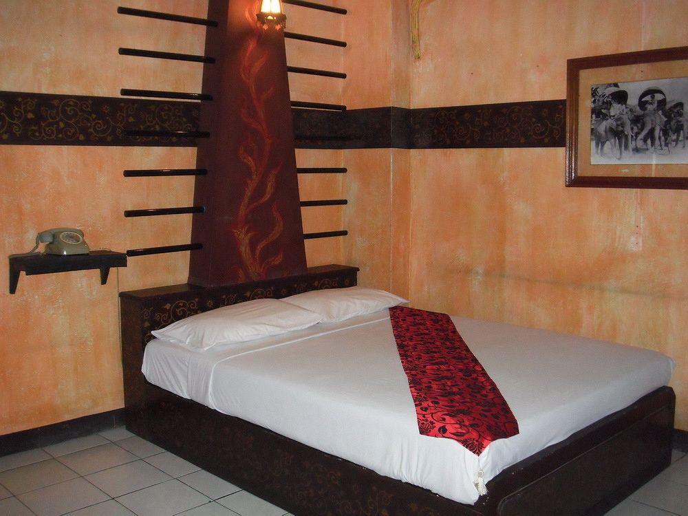 The Royal Hotel *