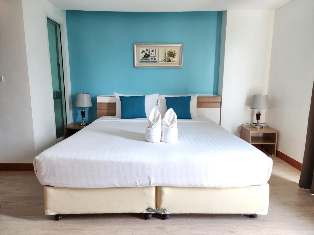 By Dee At 3* Jomtien Beach