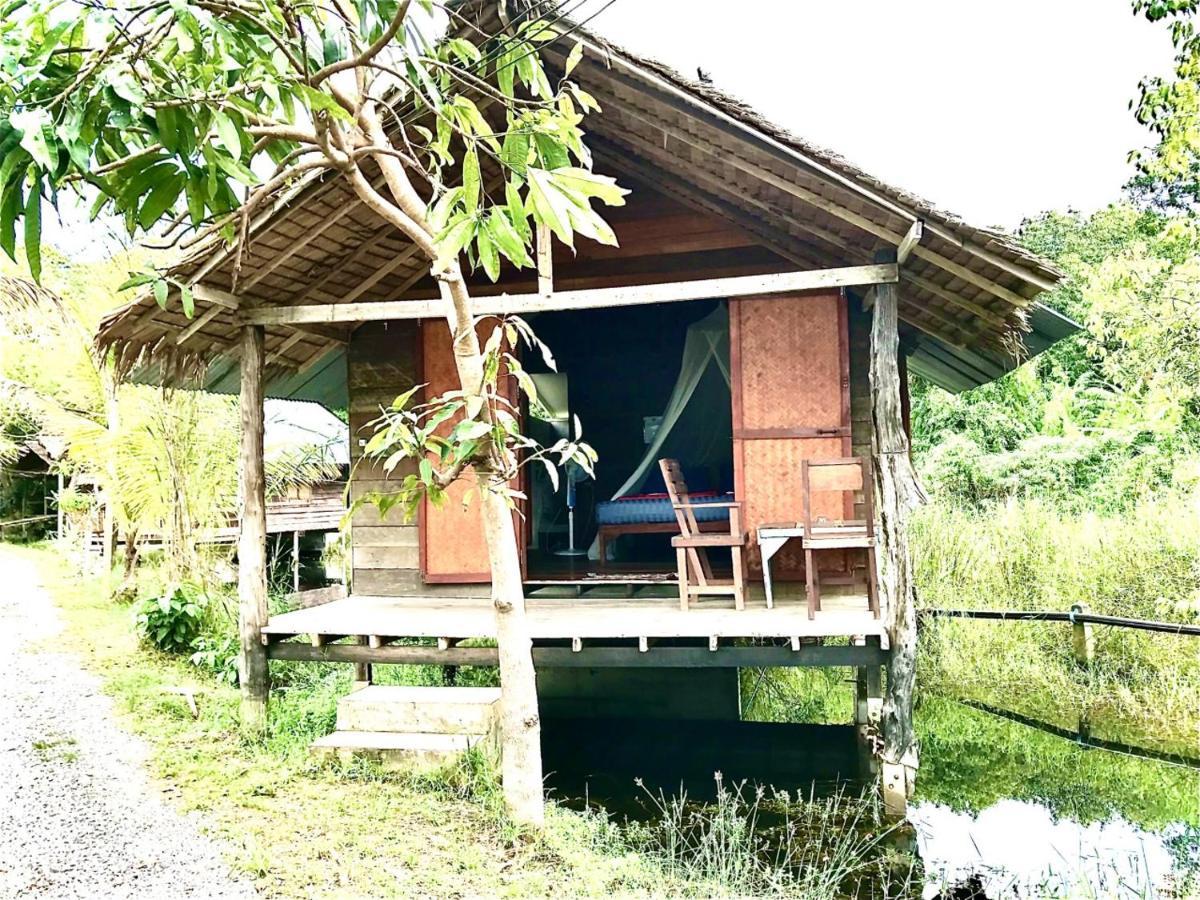 Resort Frog Garden Hut