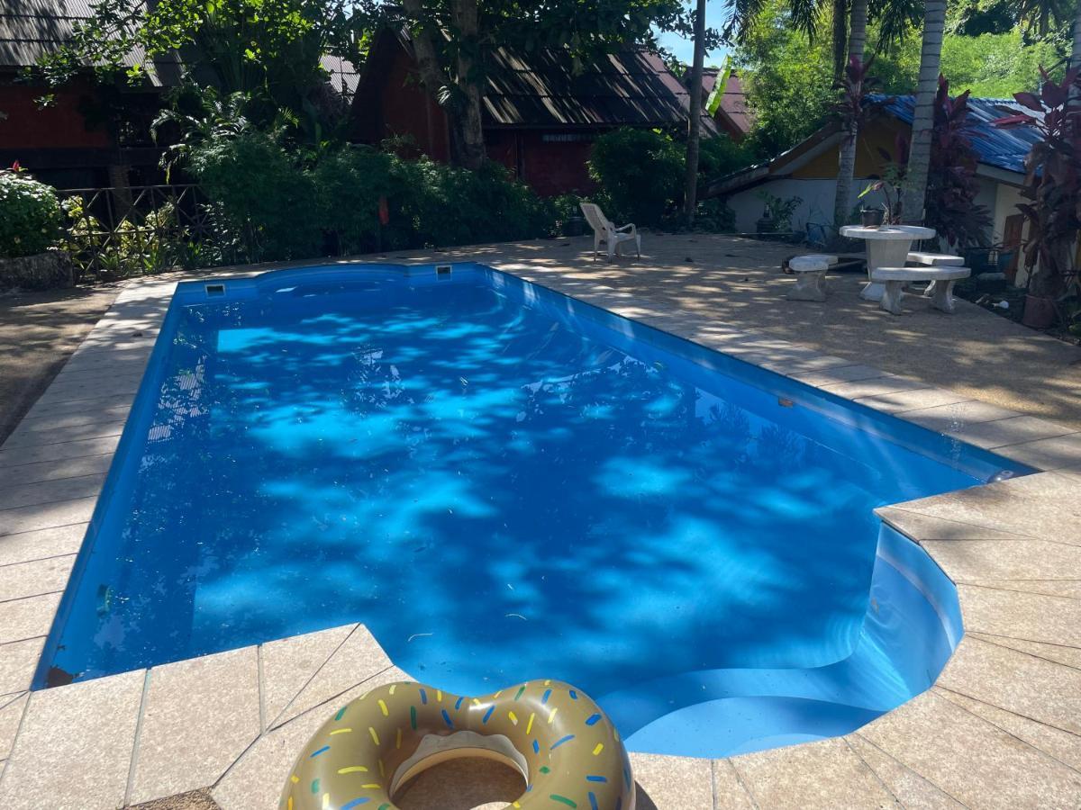 Lonely Pool Resort 3*