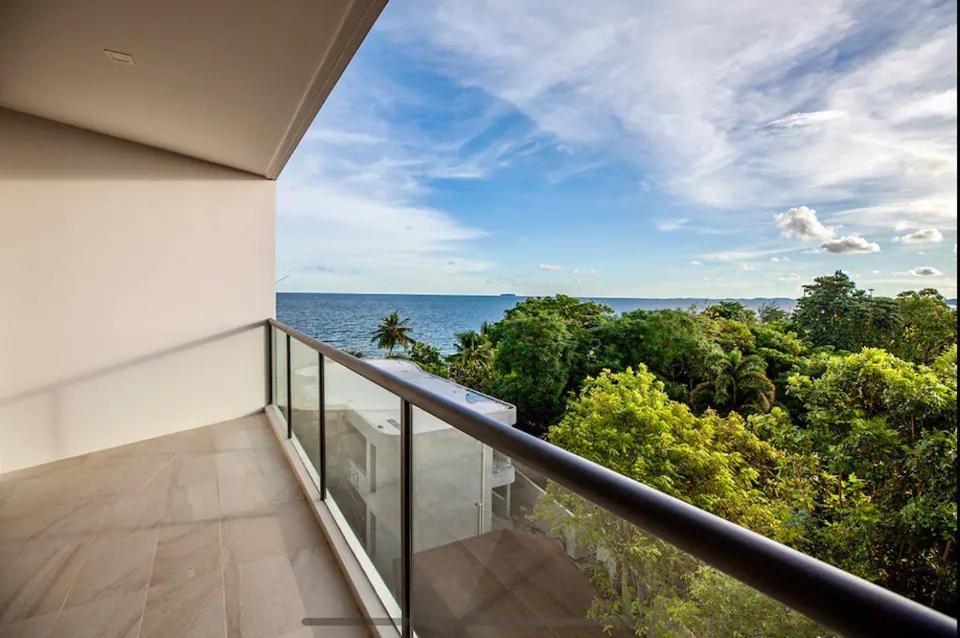 Beachfront Escape Seaview 5th & Floor- Apartment *
