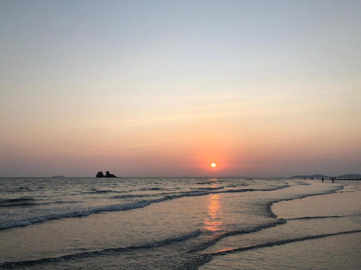 Beachfront Escape Seaview 5th & Floor- *