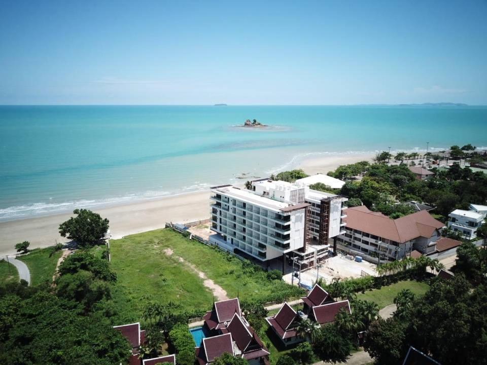 Beachfront Escape Seaview 5th & Floor- Apartment *