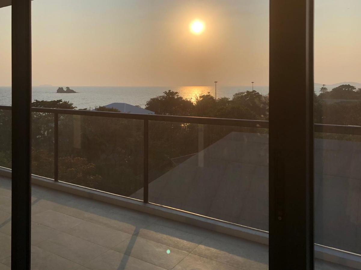 Beachfront Escape Seaview 5th & Floor- *