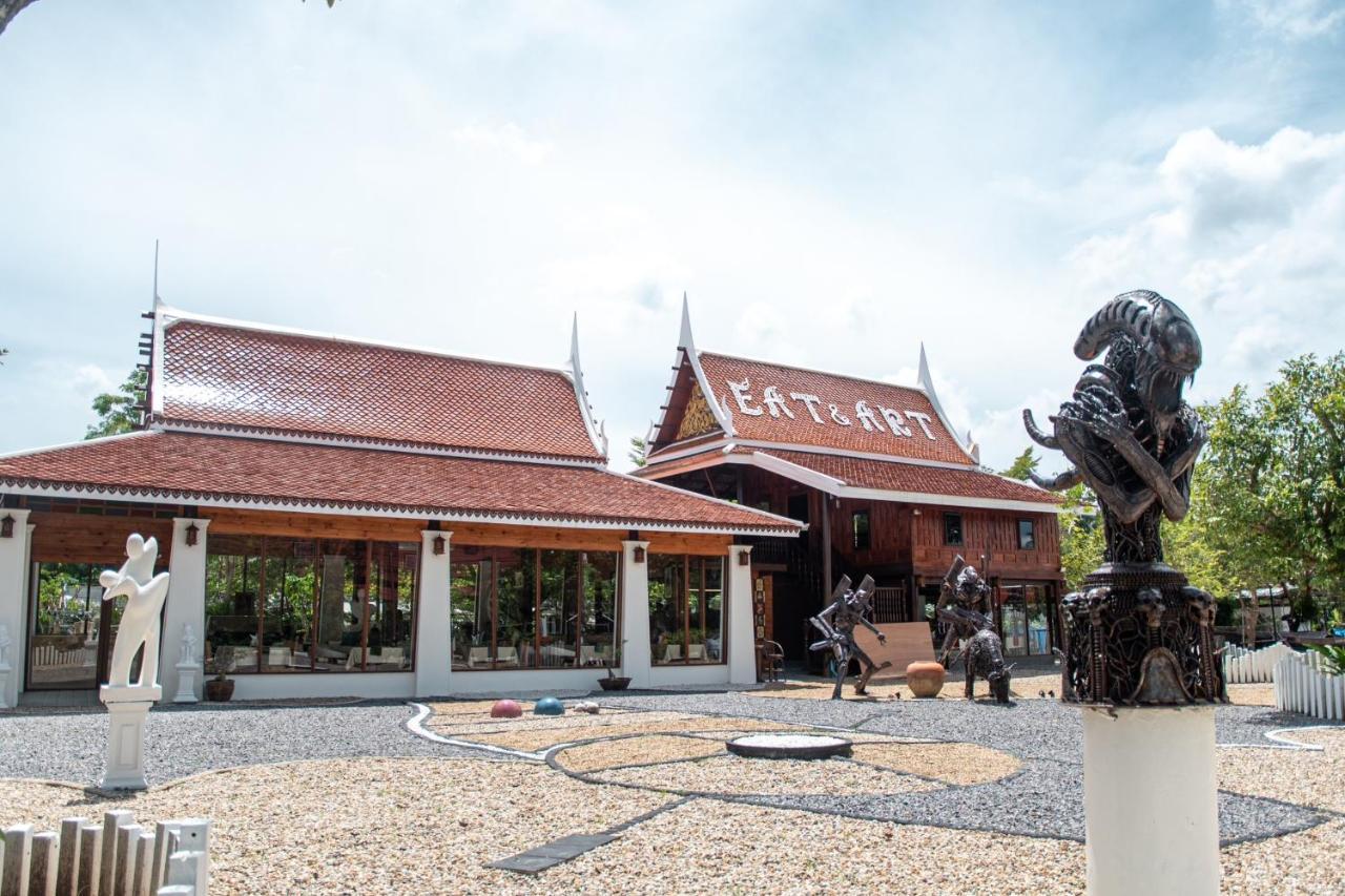 Maikaew Damnoen