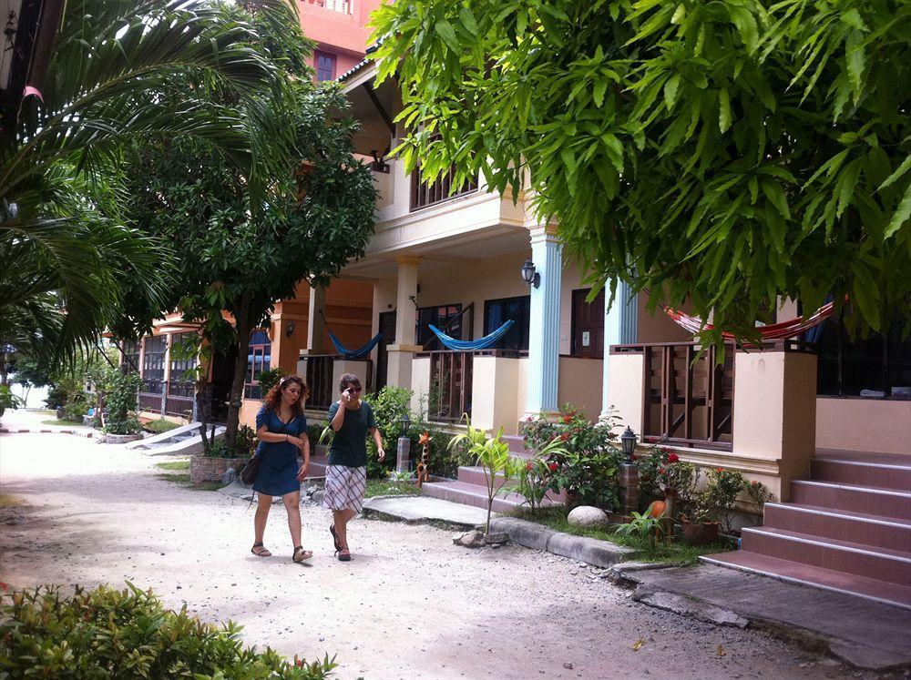 Resort Black & White Haad Rin