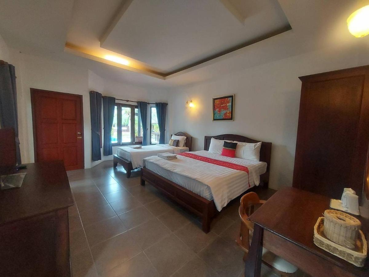 Waterside Resort Pran Buri