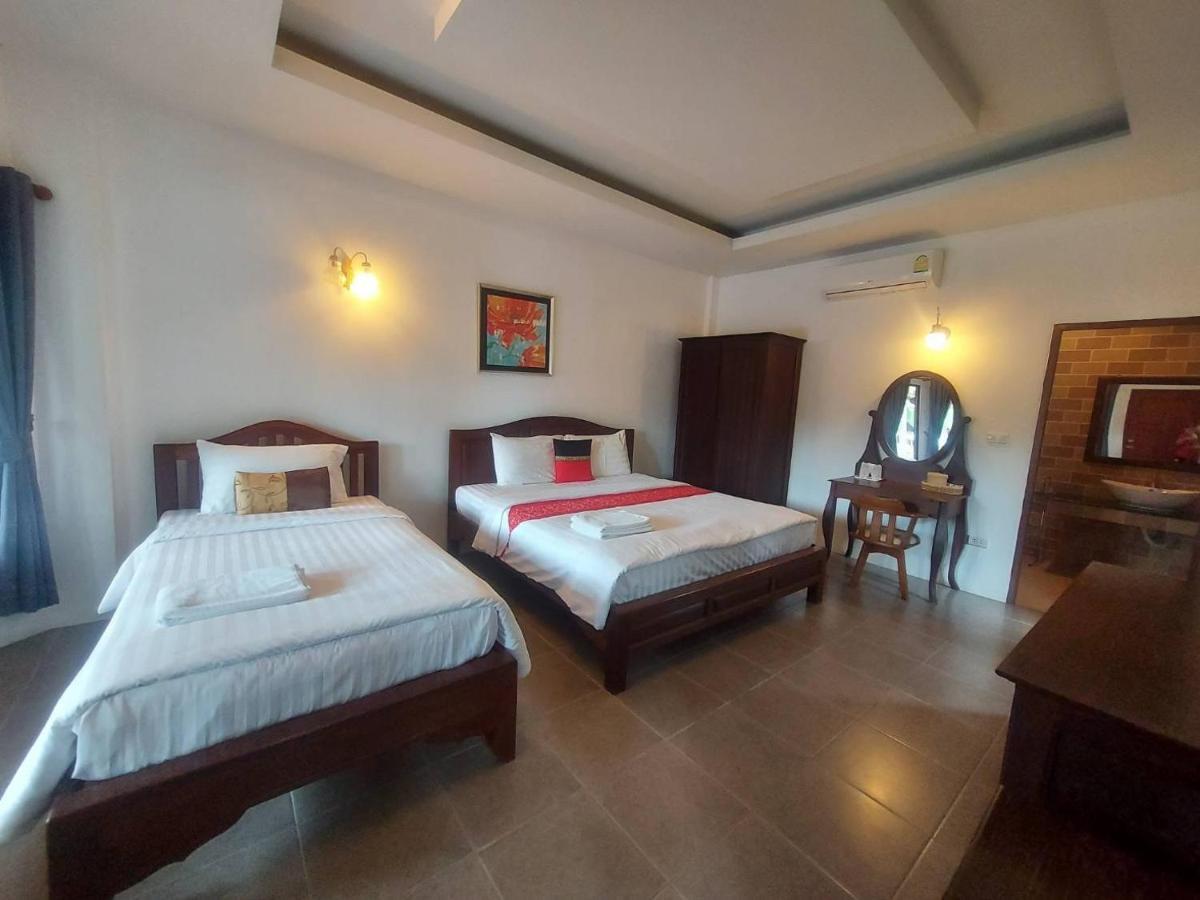 Waterside Resort Pran Buri