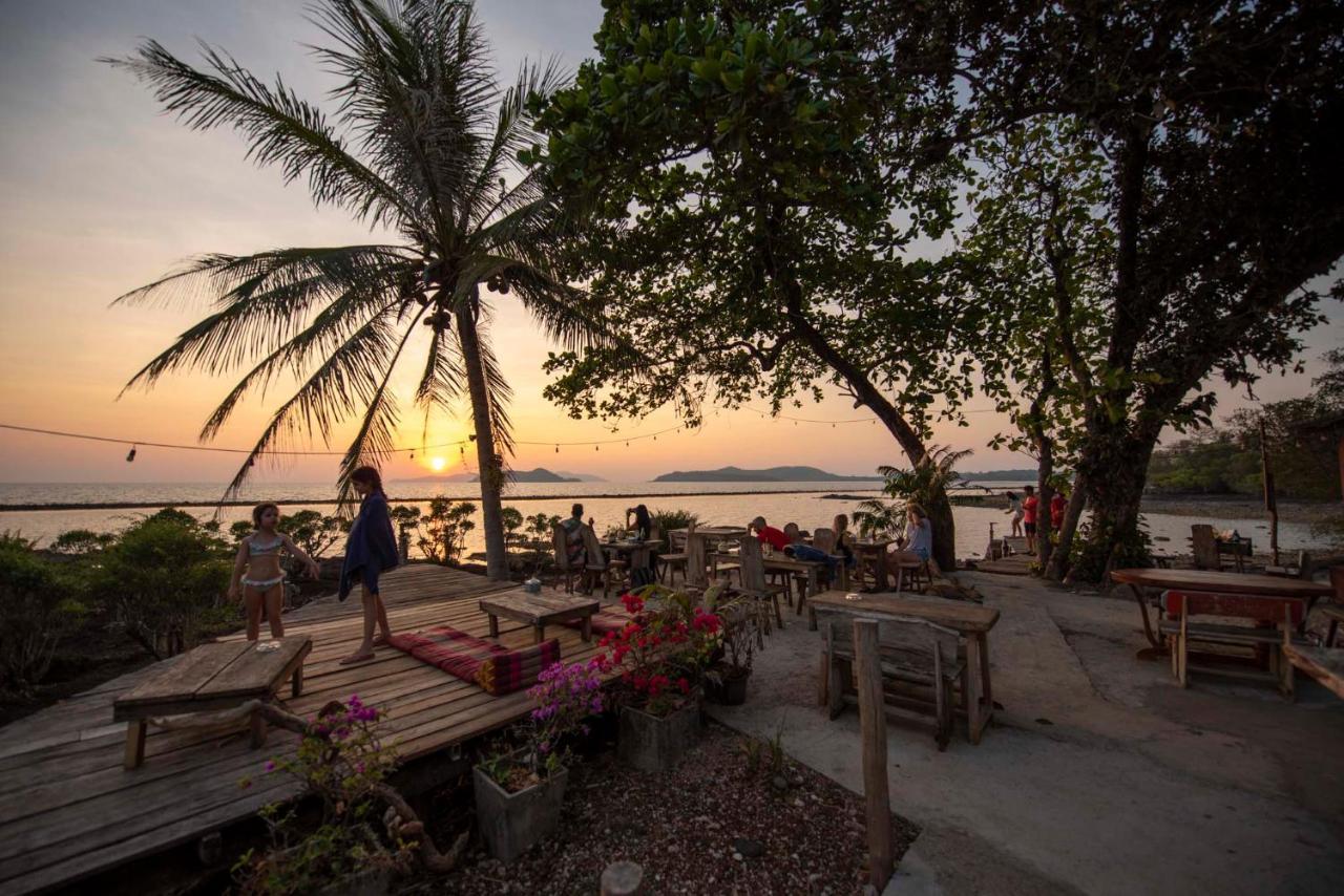 Banana Sunset - Bar & Resort