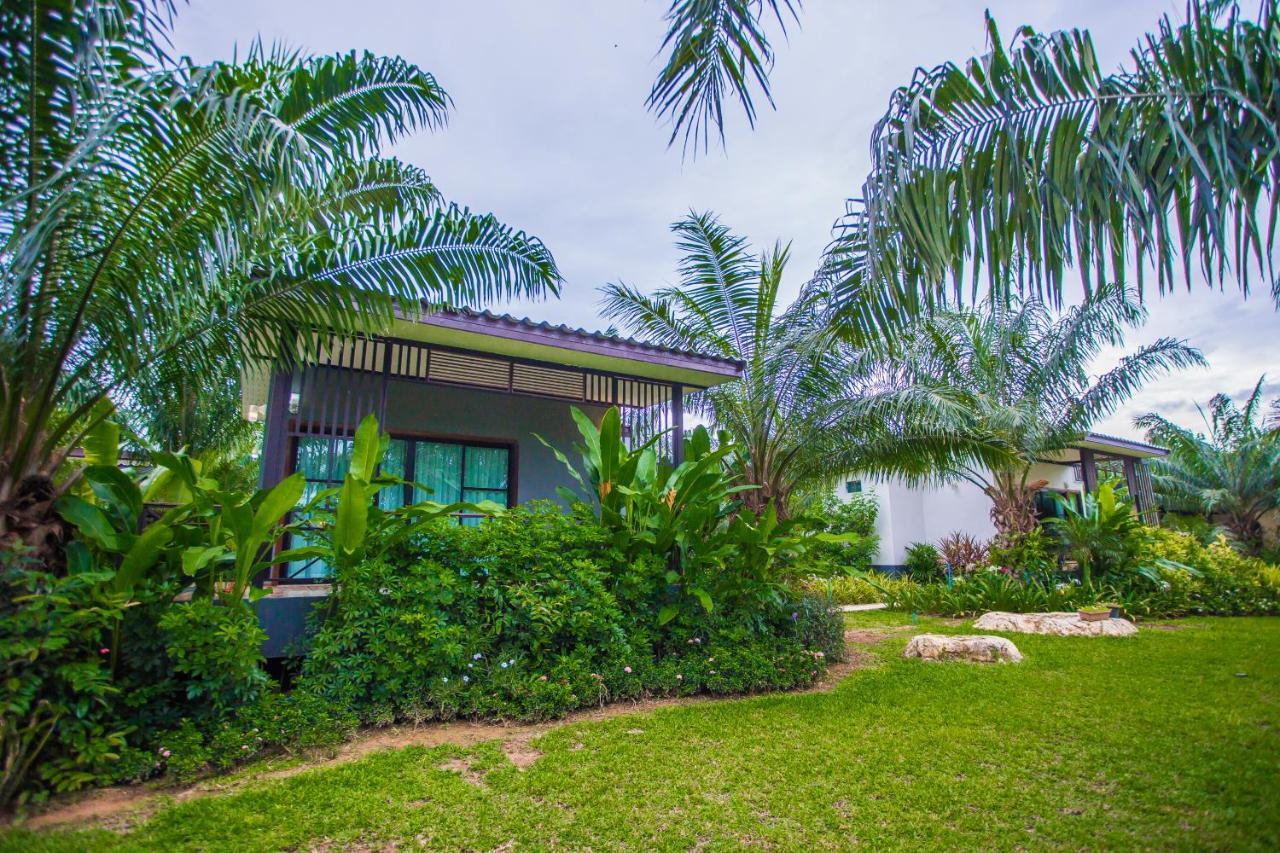 Palm Pran Pran Buri