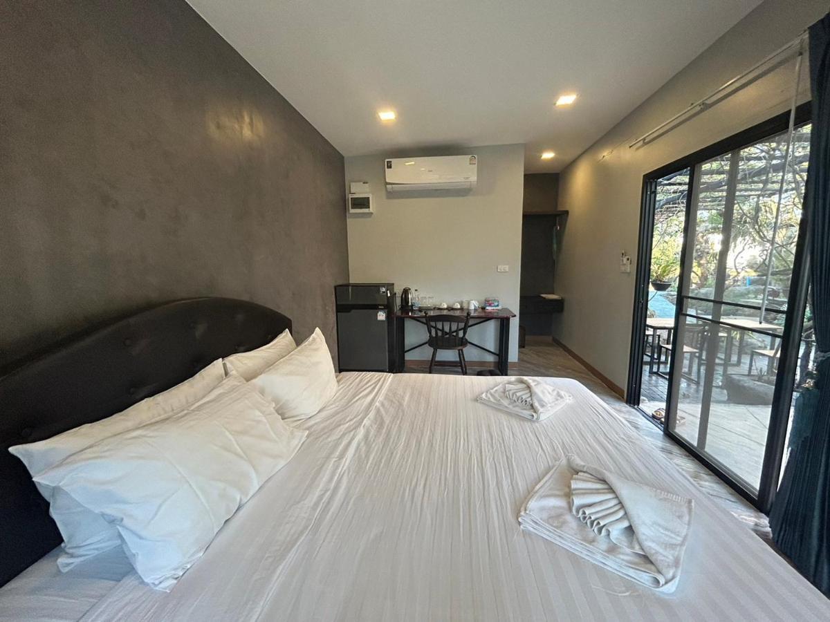 Uthaithani Resort *