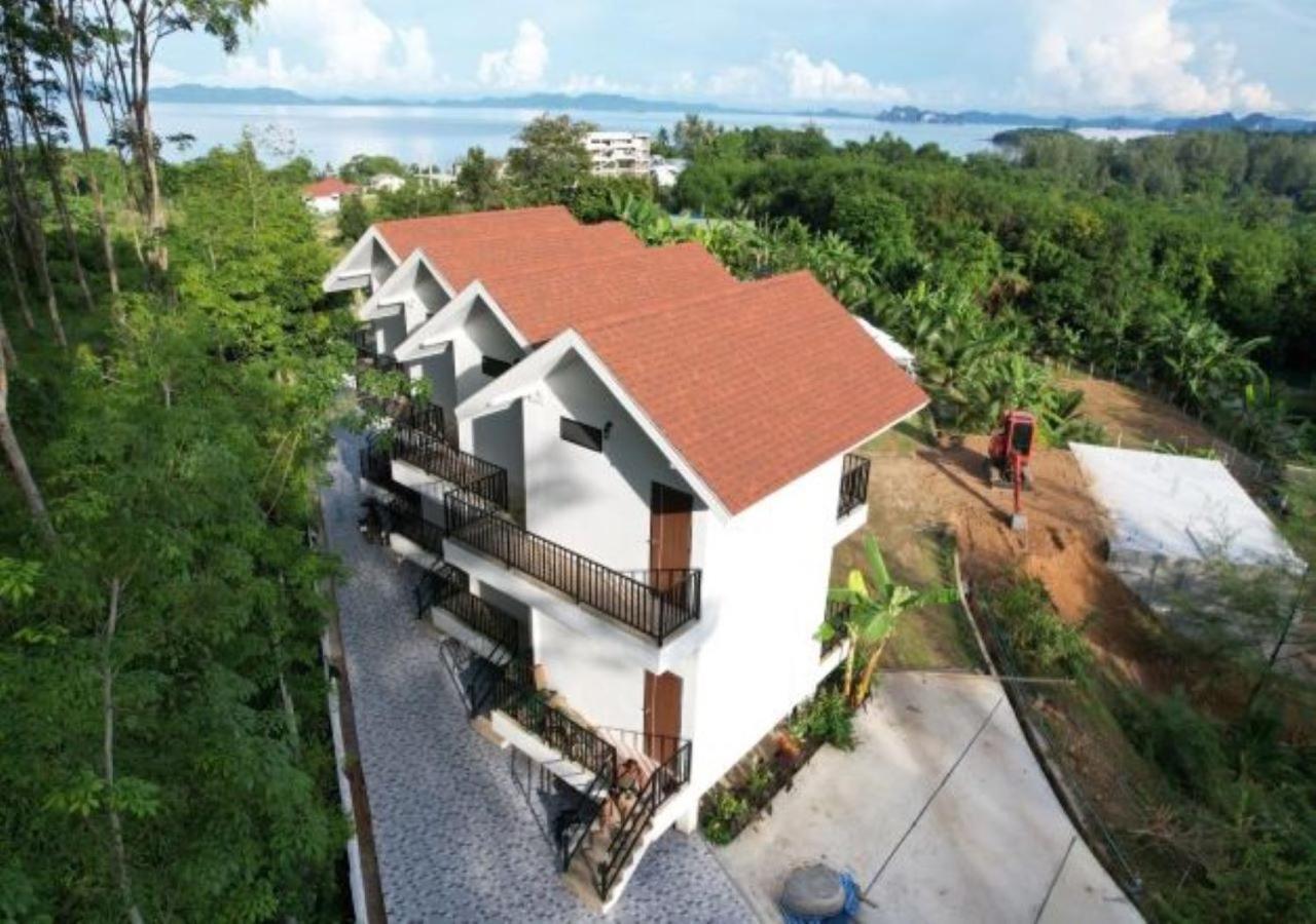 White Seaview Hotel *