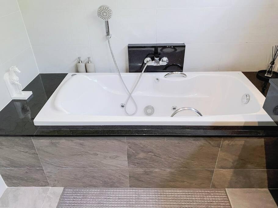 Villa 2bdr Pool 卡马拉山景泳池别墅 Kamala Beach