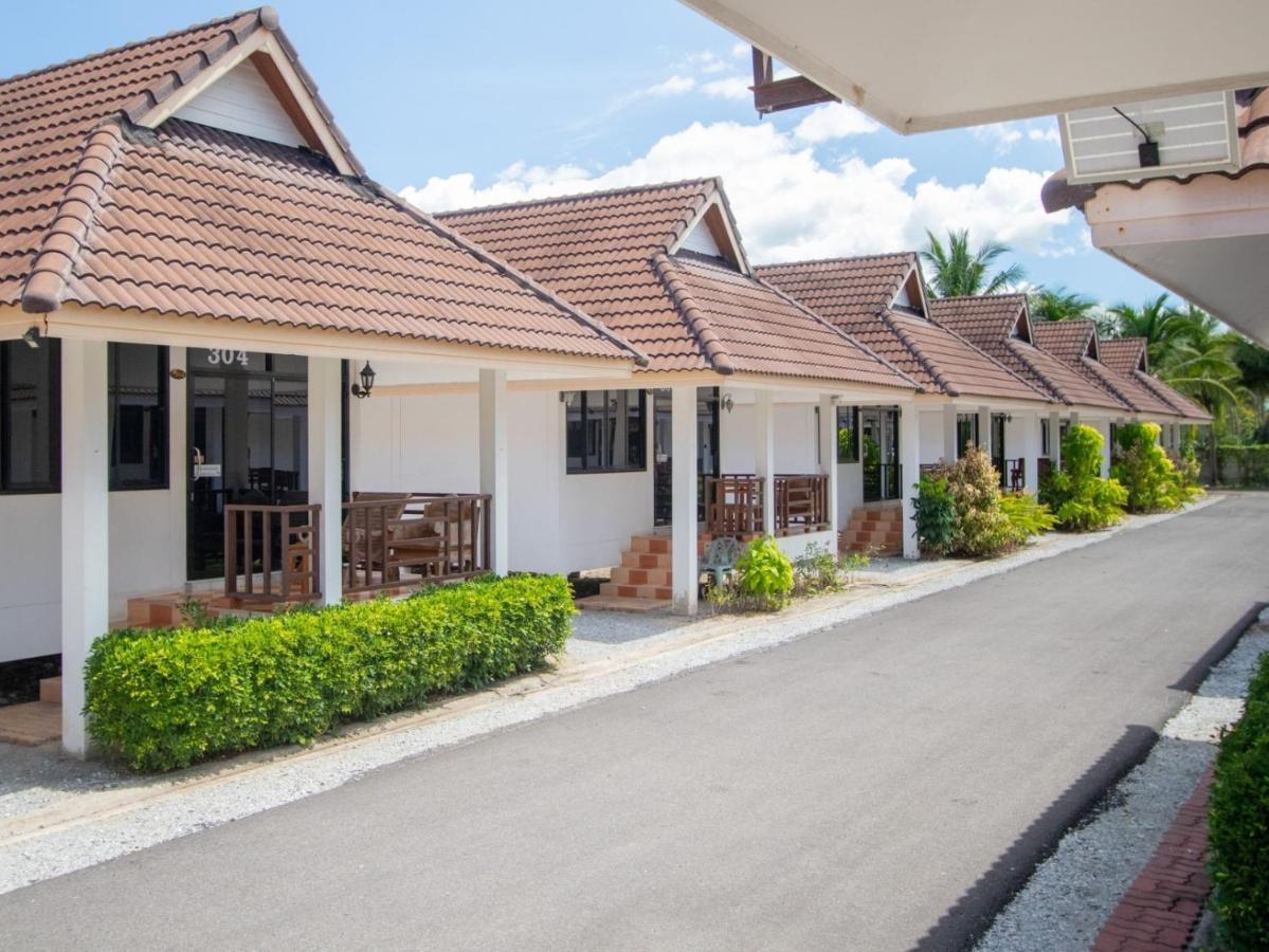 Guest house หาดทรายขาวรีสอร์ท Bang Saphan