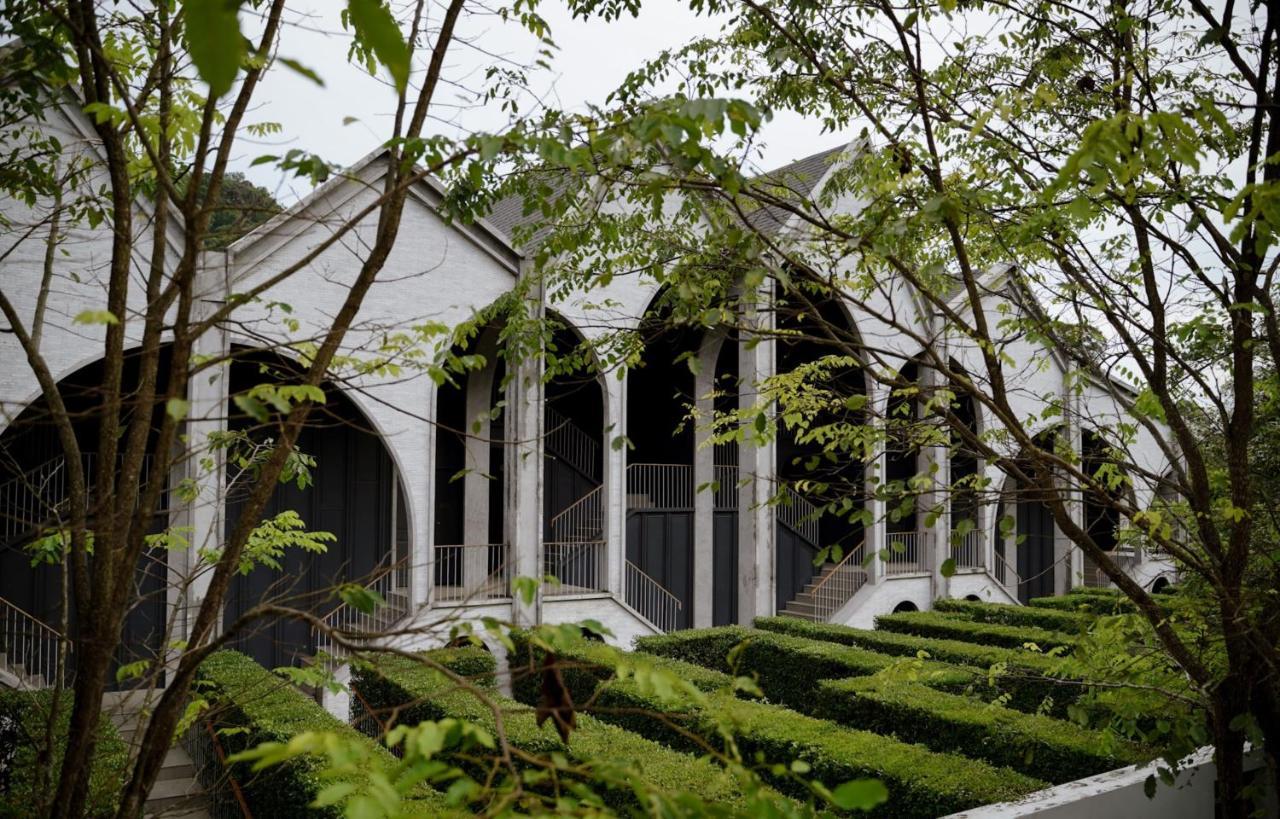 Labaris Khao Yai Mu Si