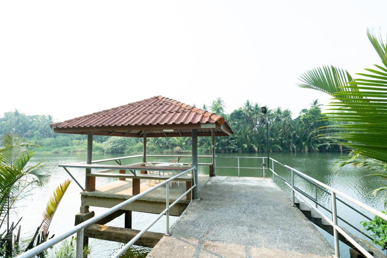 Resort Lamphurai Riverside And Spa
