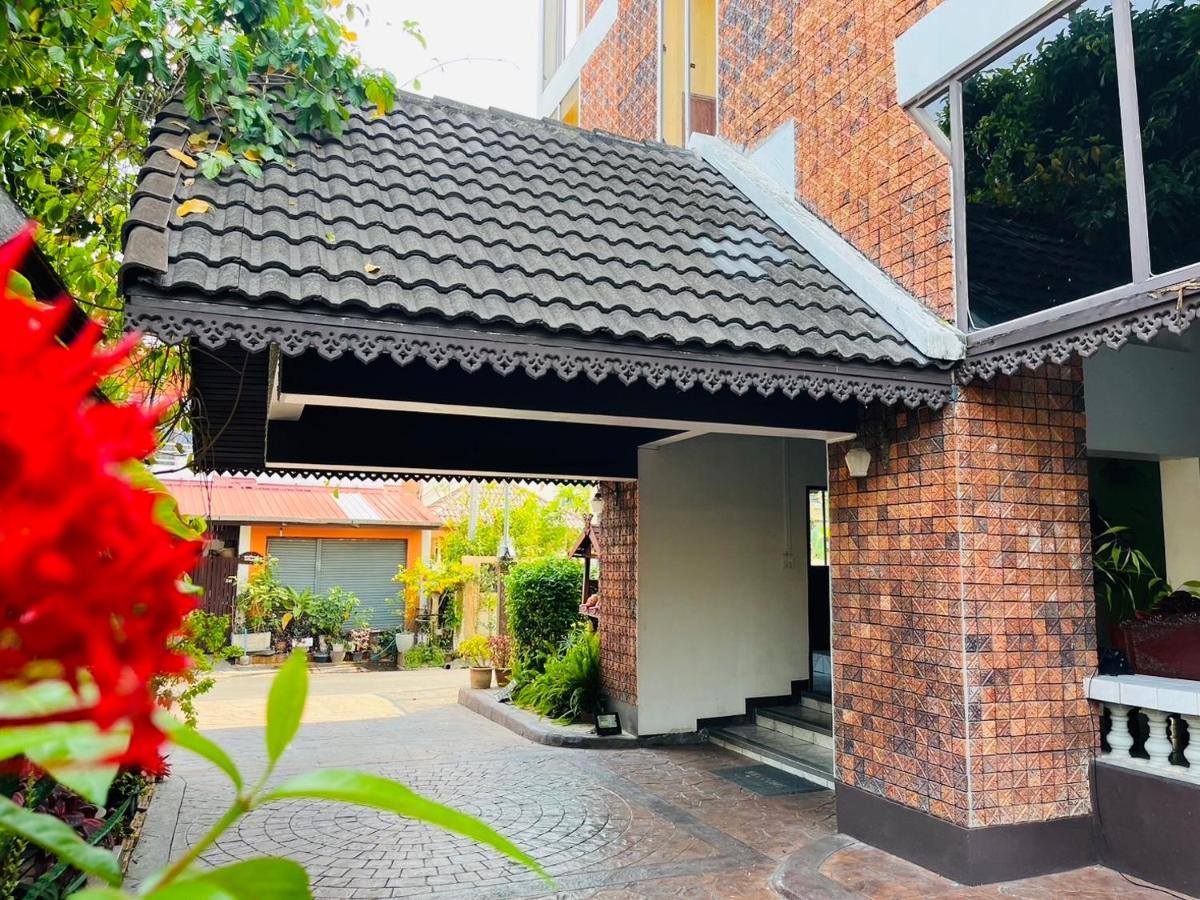 Hostel Wiriya House *
