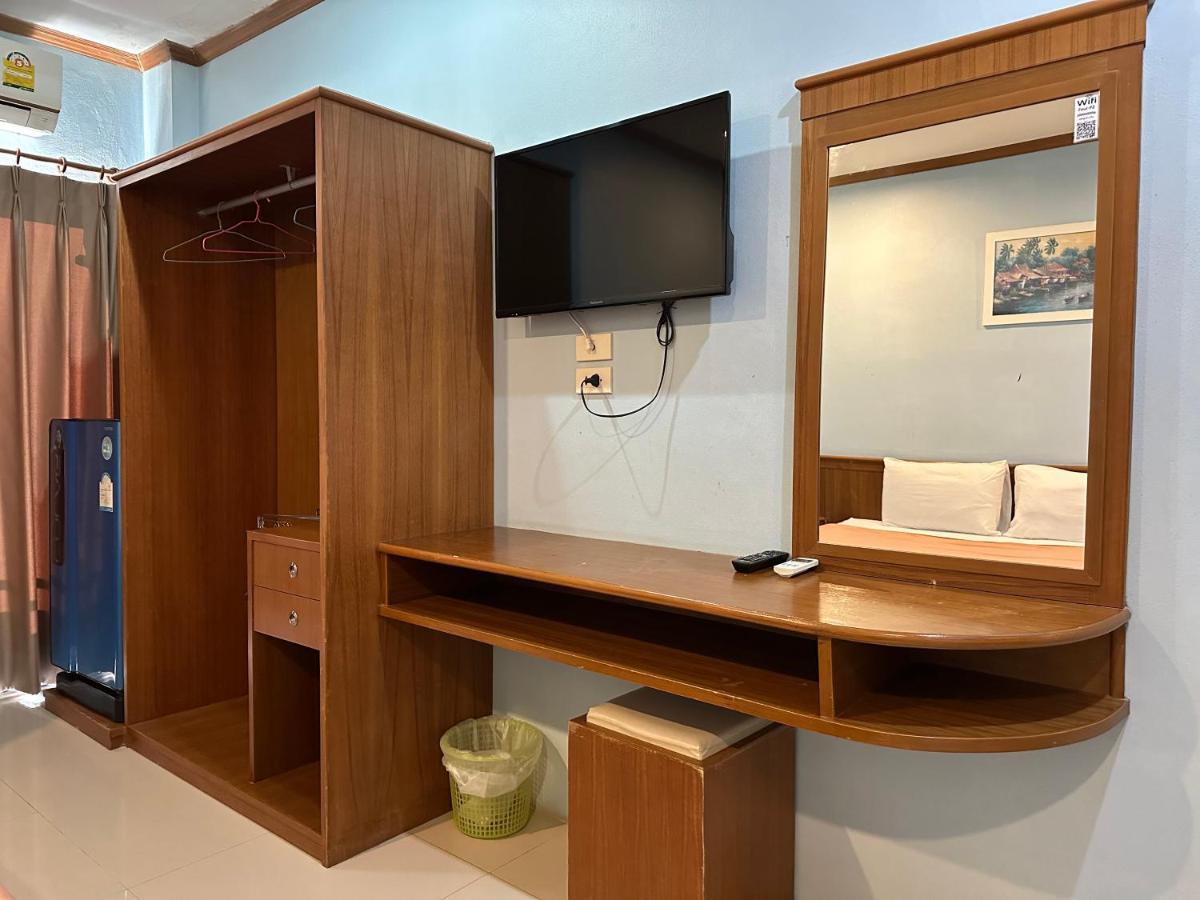 Apartment Four P *