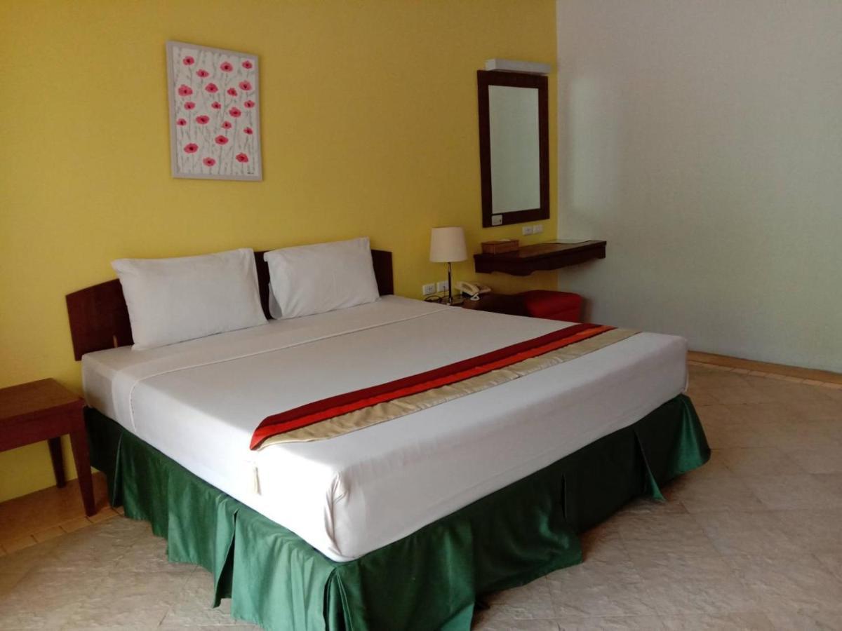 Golden Pine Resort Pran Buri
