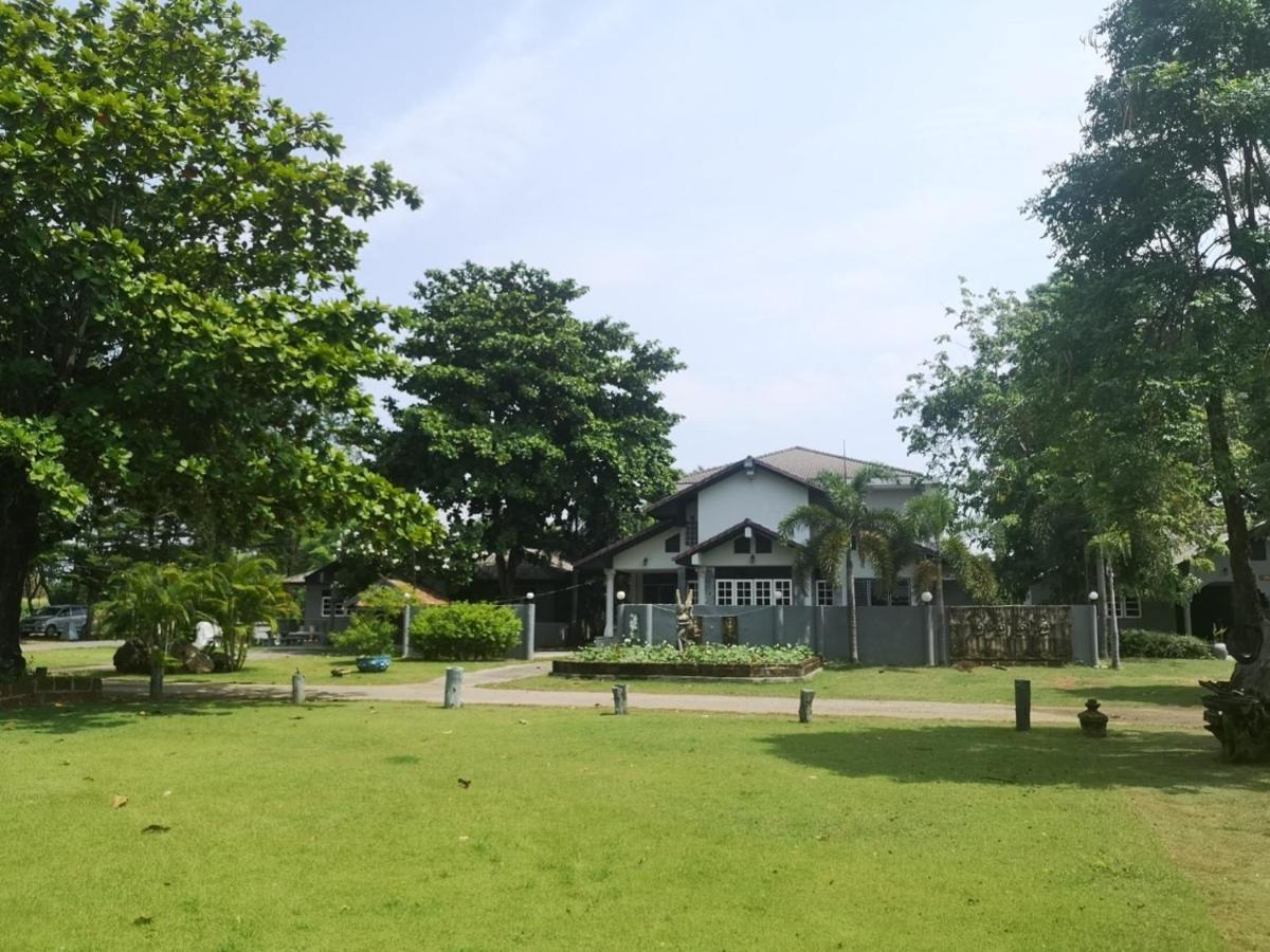 Buasawan & Restaurant Resort 2*