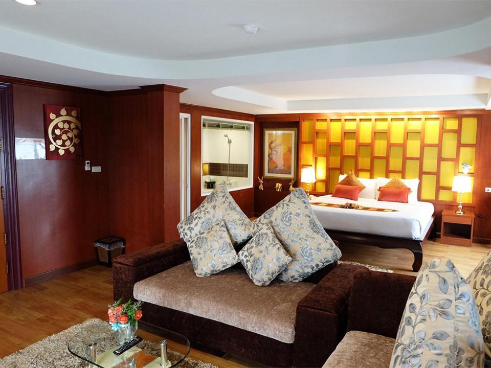 Grand Hill And Hotel Nakhon Sawan