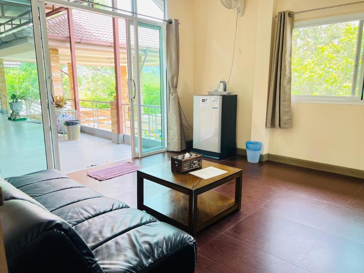 Hotel Baan Suan Khun Yaiy Ban Wang Takhrai