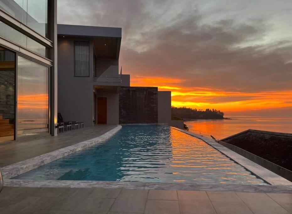 Villa: 6-bedroom Oceanfront Pool Retreat Villa Kamala Beach