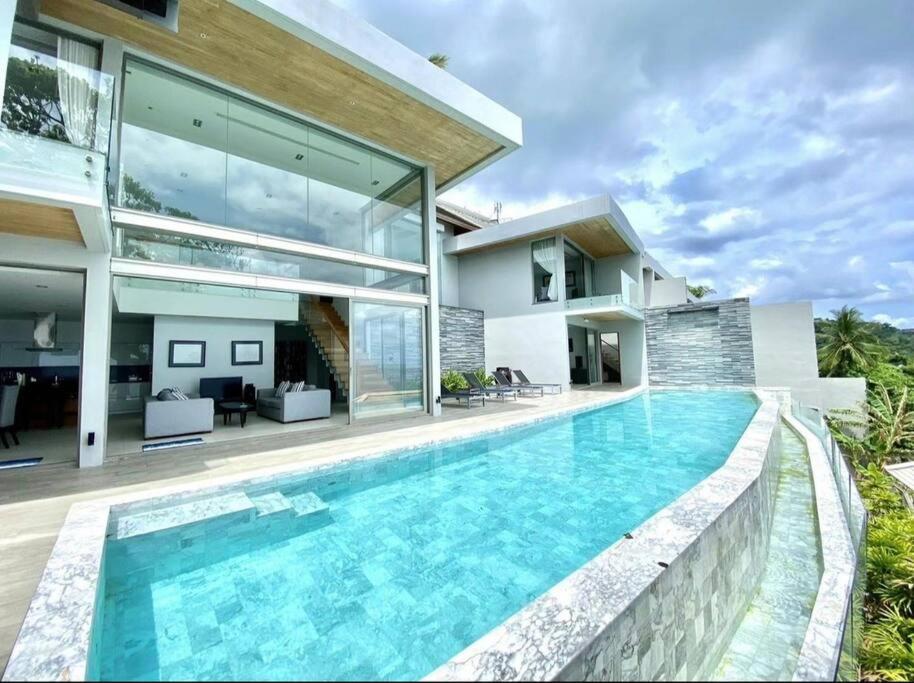 Villa: 6-bedroom Oceanfront Pool Retreat Villa