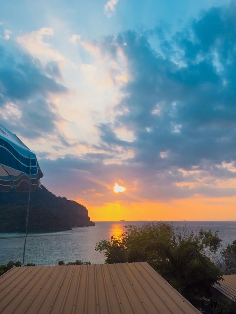 Sea Sky Phi Phi Don