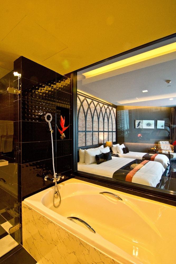 Hotel Tsix5 Quarter 5*