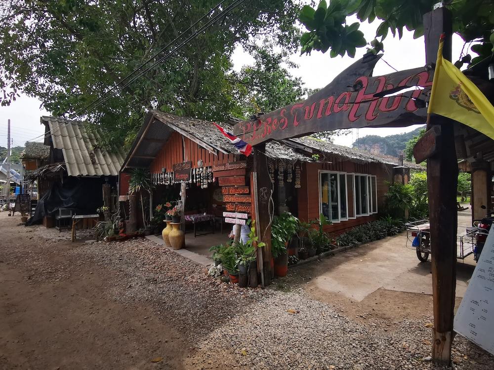 Pp Red Tuna Hut Resort