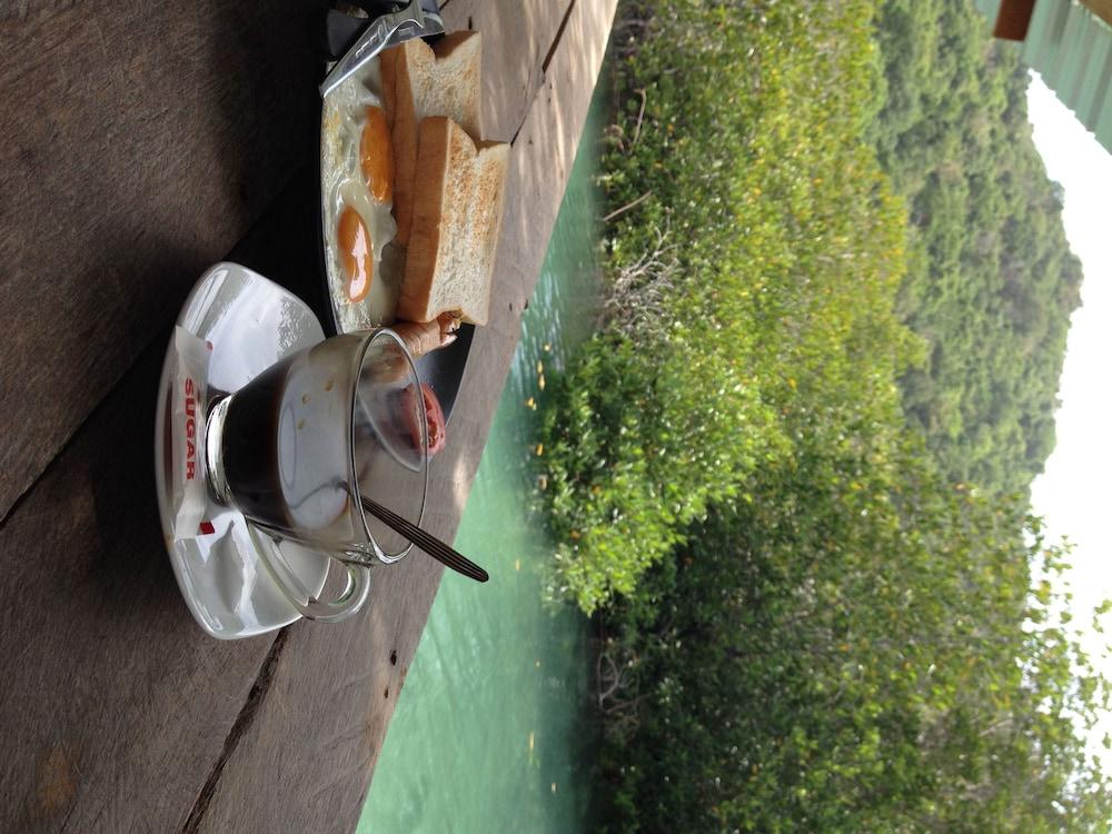 Resort Pp Red Tuna Hut