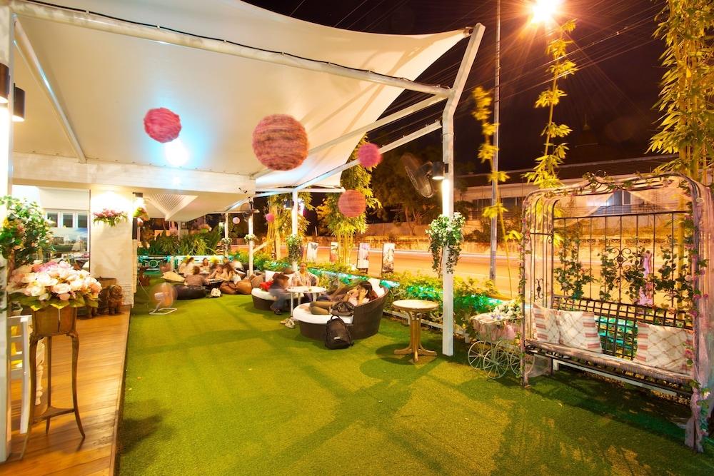 Charn Aparthotel 3*