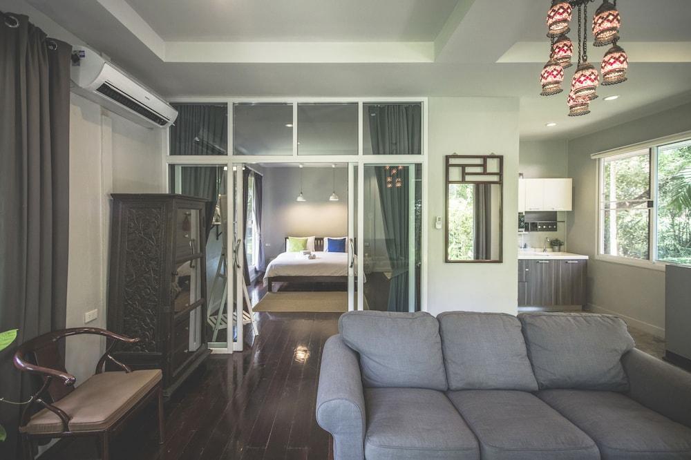 Blu Monkey Pooltara & Pet Friendly