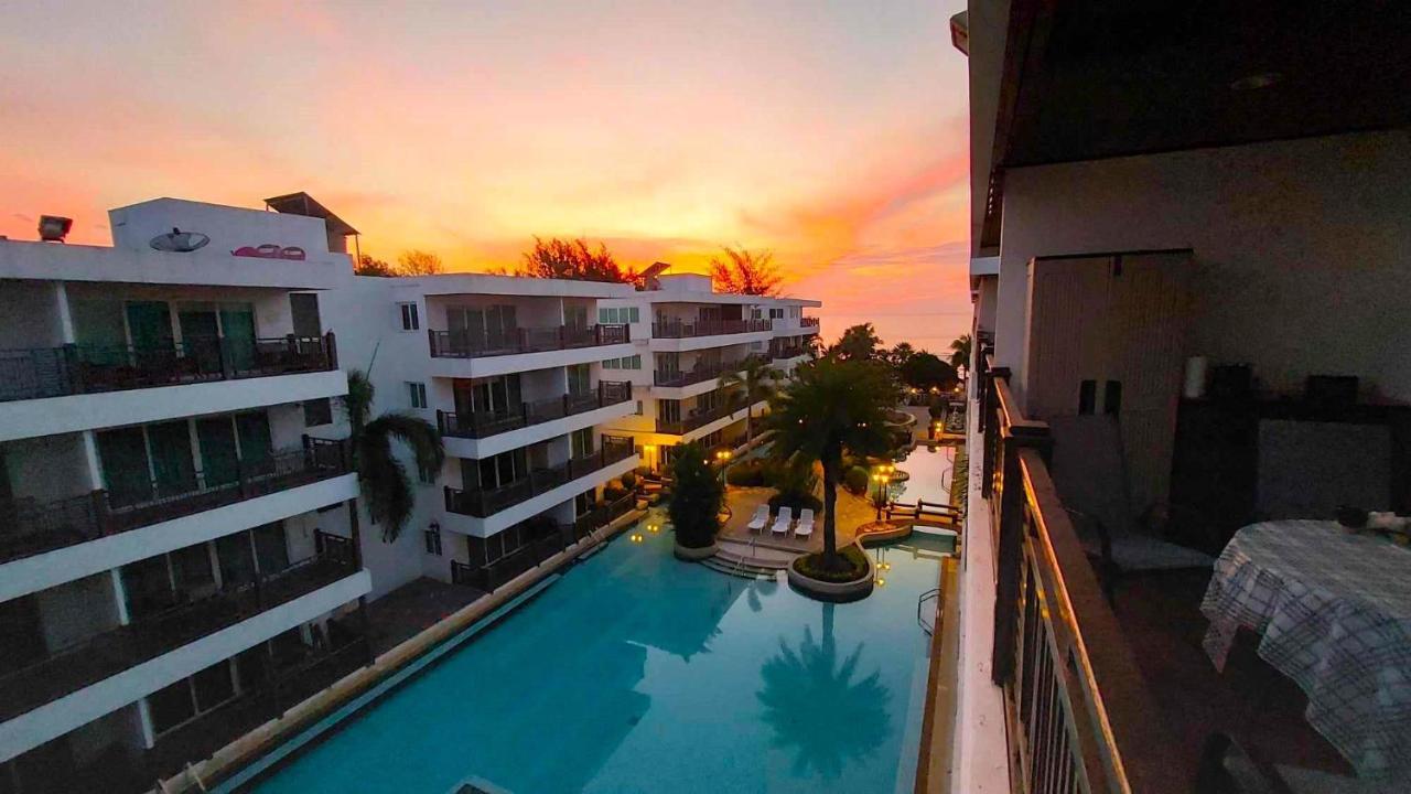 Beachfront With Balcony, Sea View & Pool View - Cha Am - Hua Hin Apartment Cha-Am