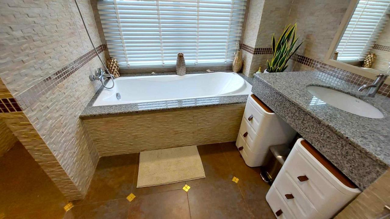 Beachfront With Balcony, Sea View & Pool View - Cha Am - Hua Hin Apartment