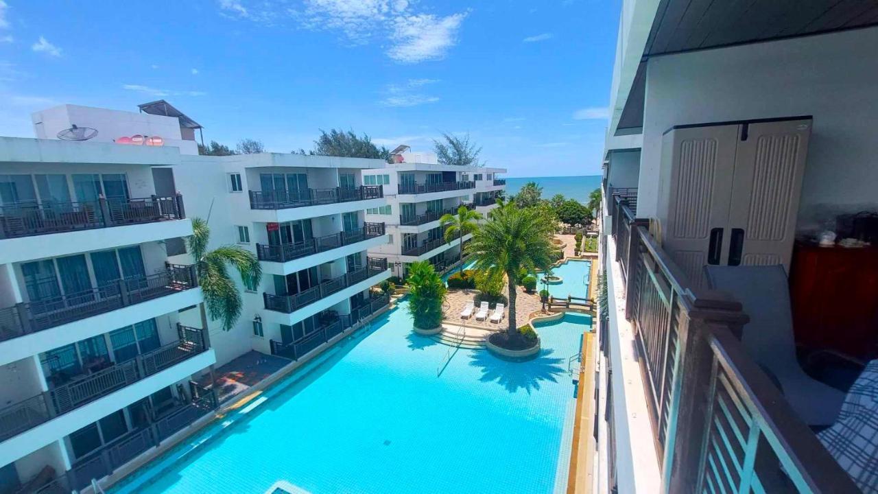 Beachfront With Balcony, Sea View & Pool View - Cha Am - Hua Hin Apartment Cha-Am