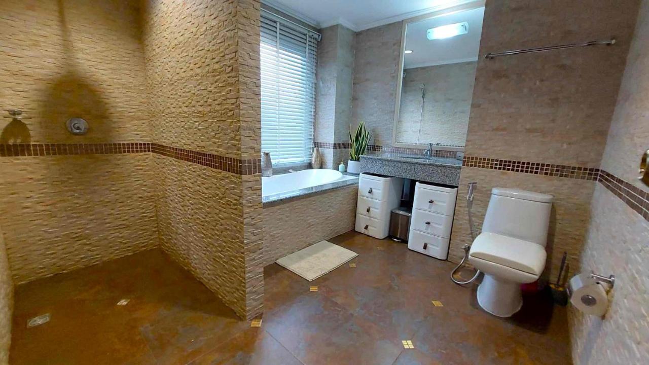 Beachfront With Balcony, Sea View & Pool View - Cha Am - Hua Hin Apartment