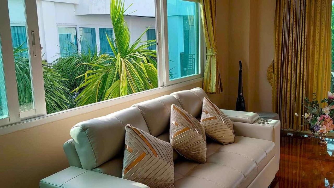 Beachfront With Balcony, Sea View & Pool View - Cha Am - Hua Hin Apartment *
