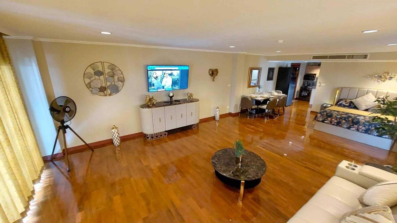 Beachfront With Balcony, Sea View & Pool View - Cha Am - Hua Hin Apartment *