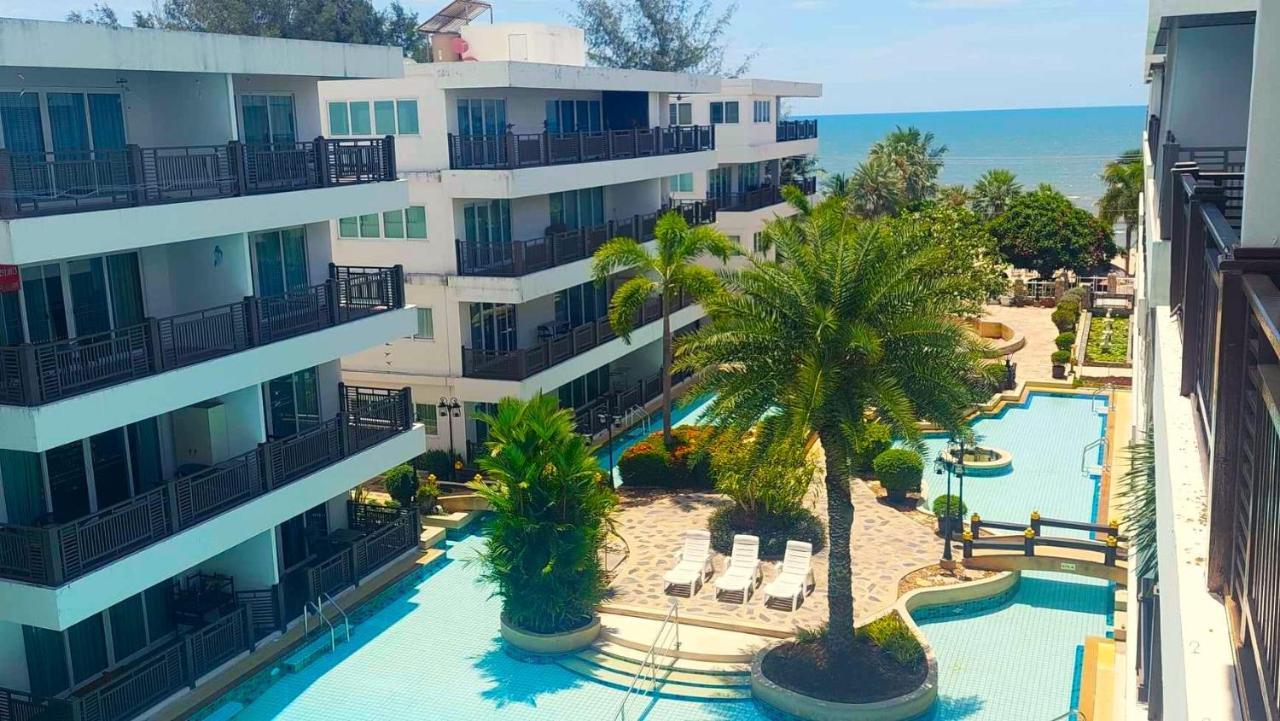Beachfront With Balcony, Sea View & Pool View - Cha Am - Hua Hin Apartment