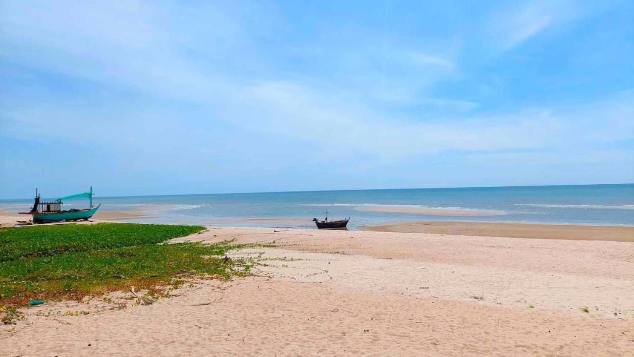 Beachfront With Balcony, Sea View & Pool View - Cha Am - Hua Hin Apartment *