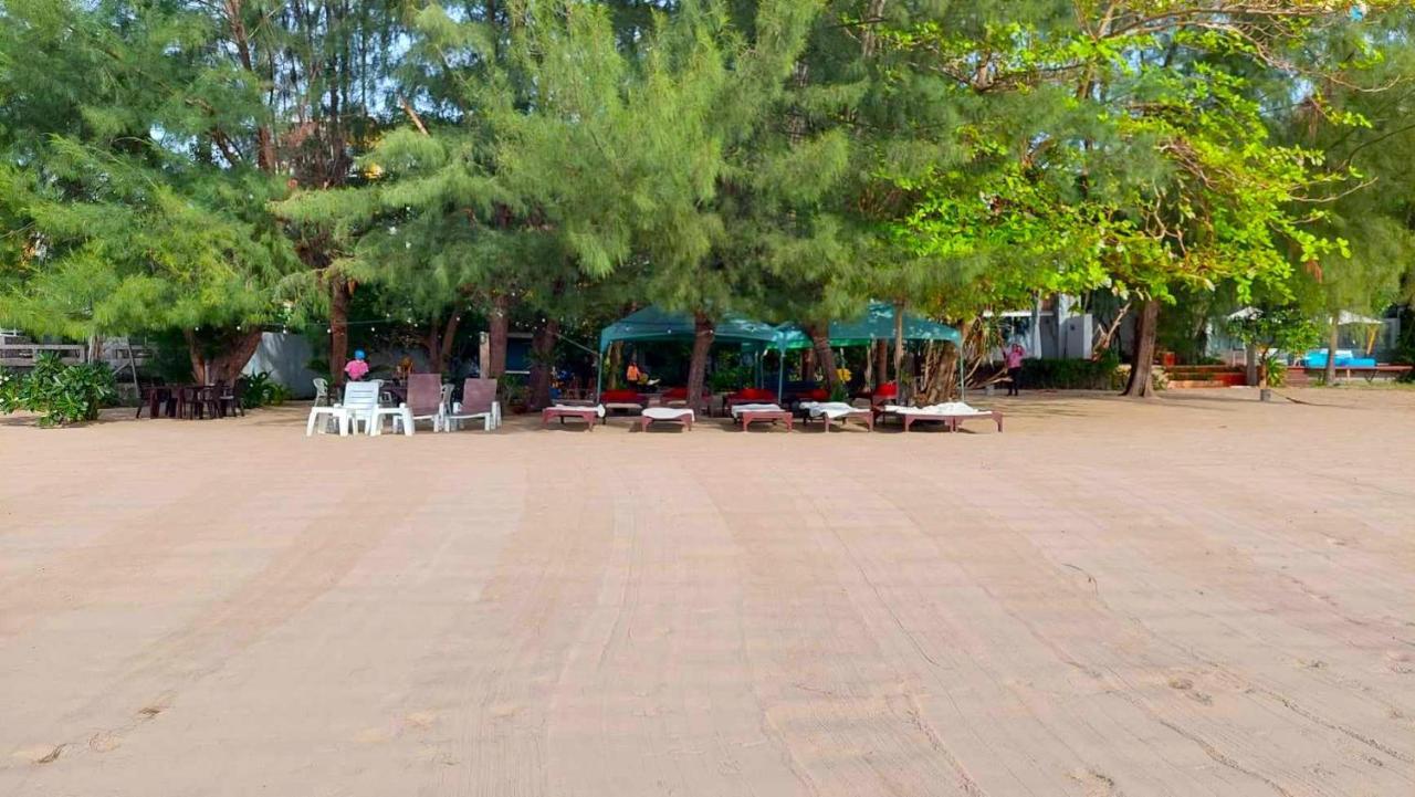 Beachfront With Balcony, Sea View & Pool View - Cha Am - Hua Hin Apartment Cha-Am