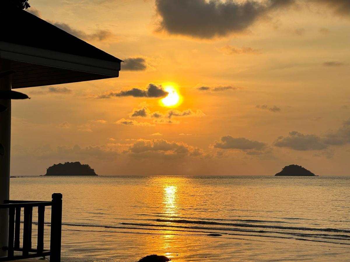 Resort Sea Escape *