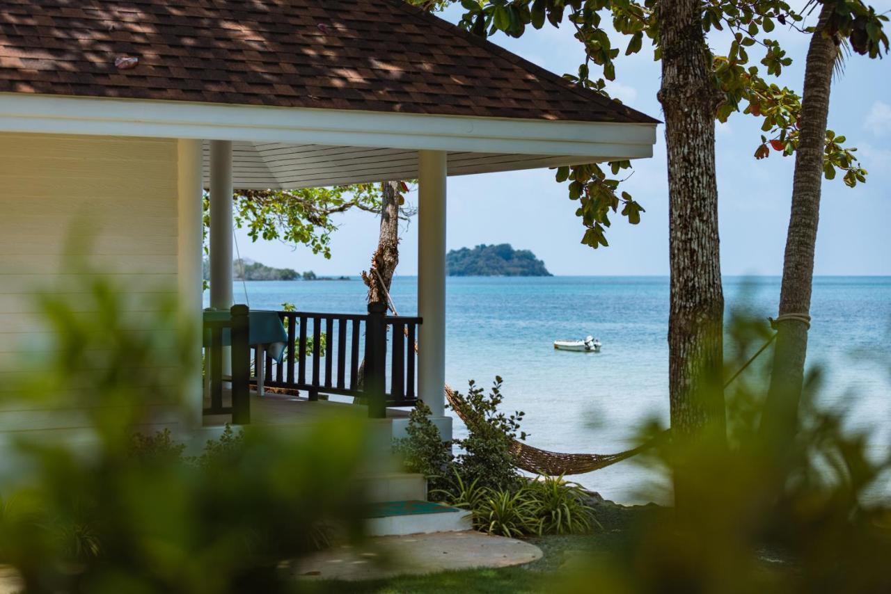 Sea Escape Resort *