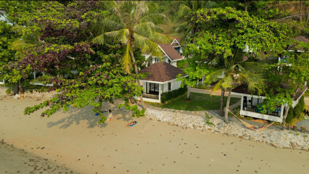 Sea Escape Resort *