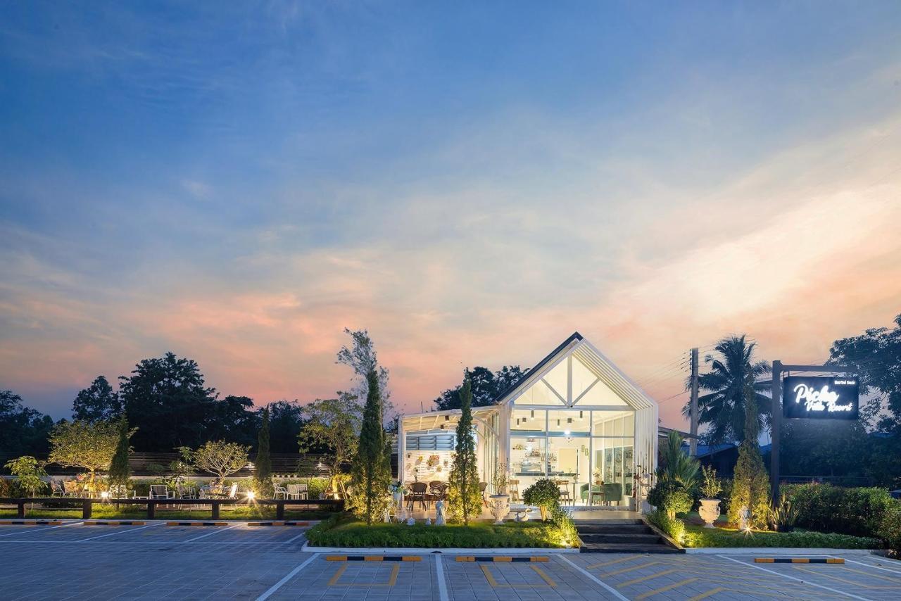 Picha * Watthana Nakhon