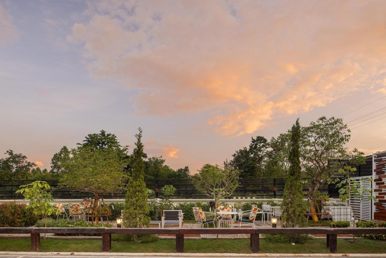 Picha * Watthana Nakhon